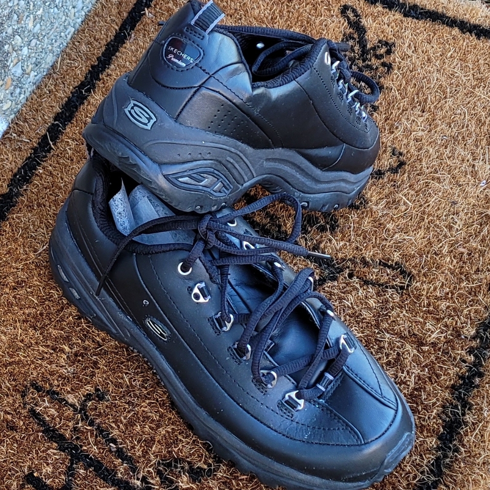 *"Skechers"  in all black leather! Classic design